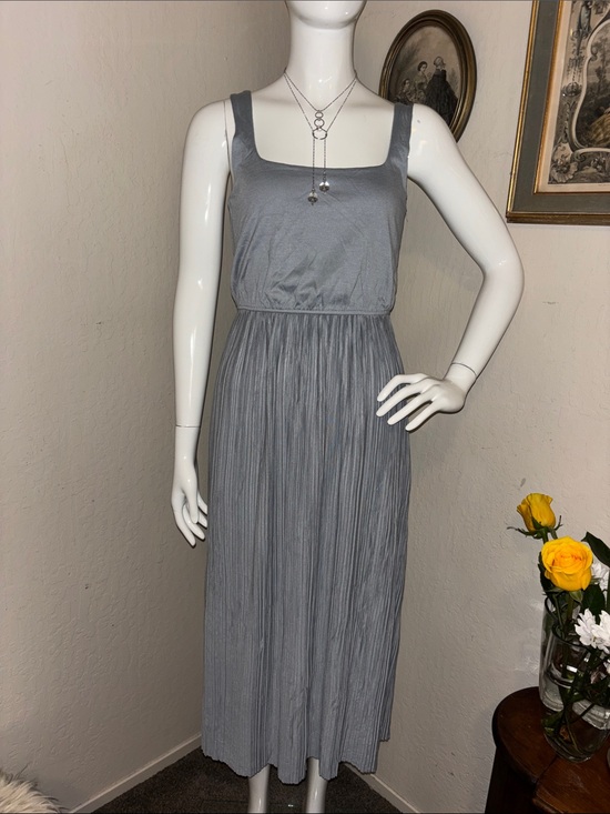 OAK + FORT Dresses & Skirts - OAK + FORT Sleeveless Square-Neck Light Gray Midi Dress